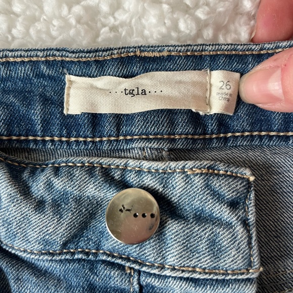 Distressed Cut off denim shorts / California closet staple! - Picture 2 of 2